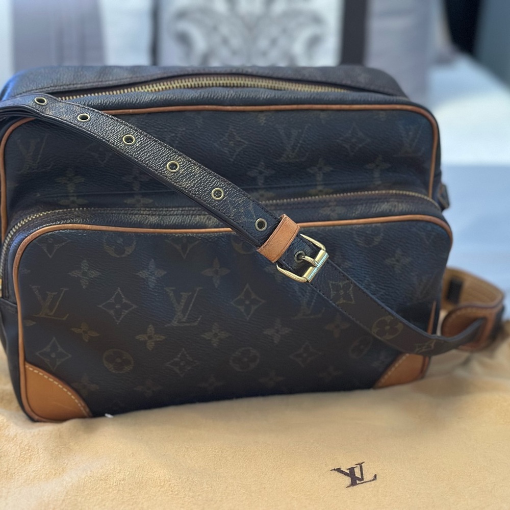 ❗️AUTHENTIC❗️Vintage Louis Vuitton Nile Crossbody Bag